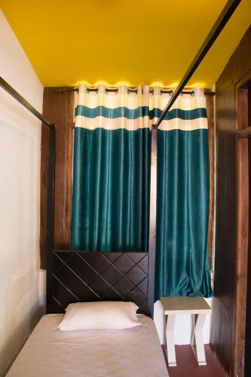 Dreams Hostel วากาตอร์ ภายนอก รูปภาพ